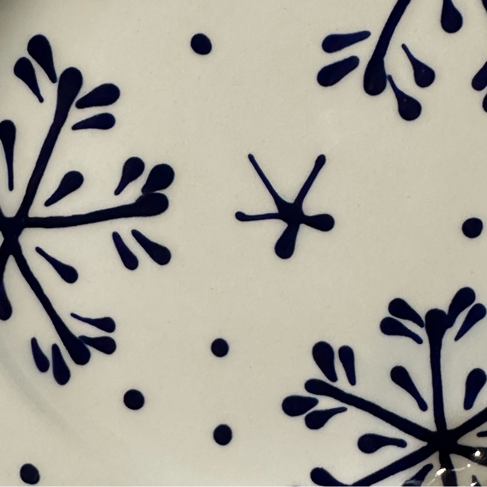 Set of 2 Blue & White Snowflakes Design Hand Painted In Italy 8.75" Salad Plates - Picture 11 of 14